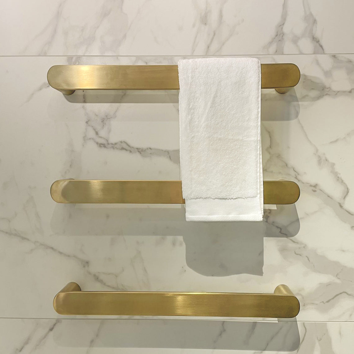 lamone-round-heated-single-bars-brushed-brass