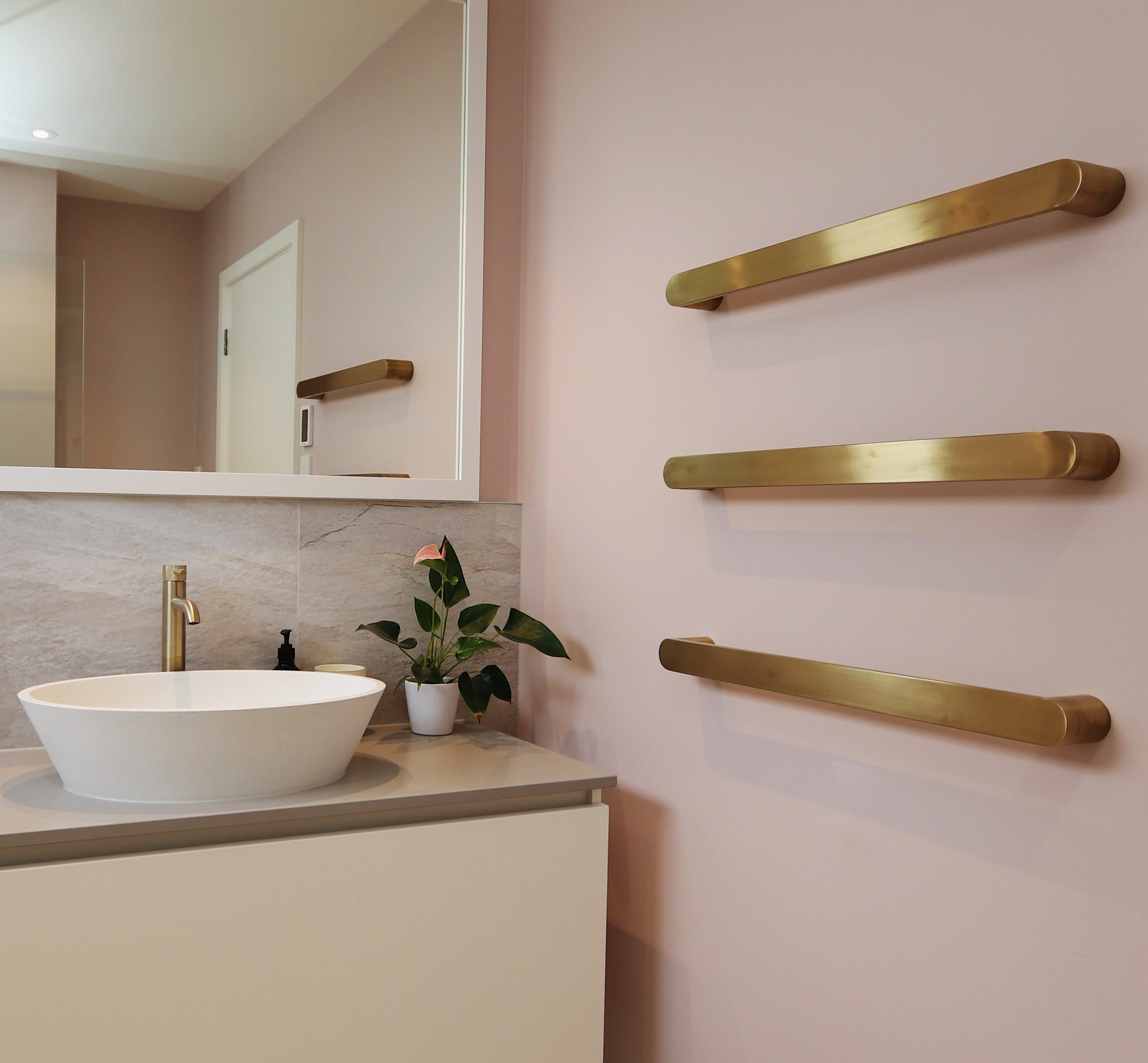 lamone-round-heated-single-bars-850-brushed-brass