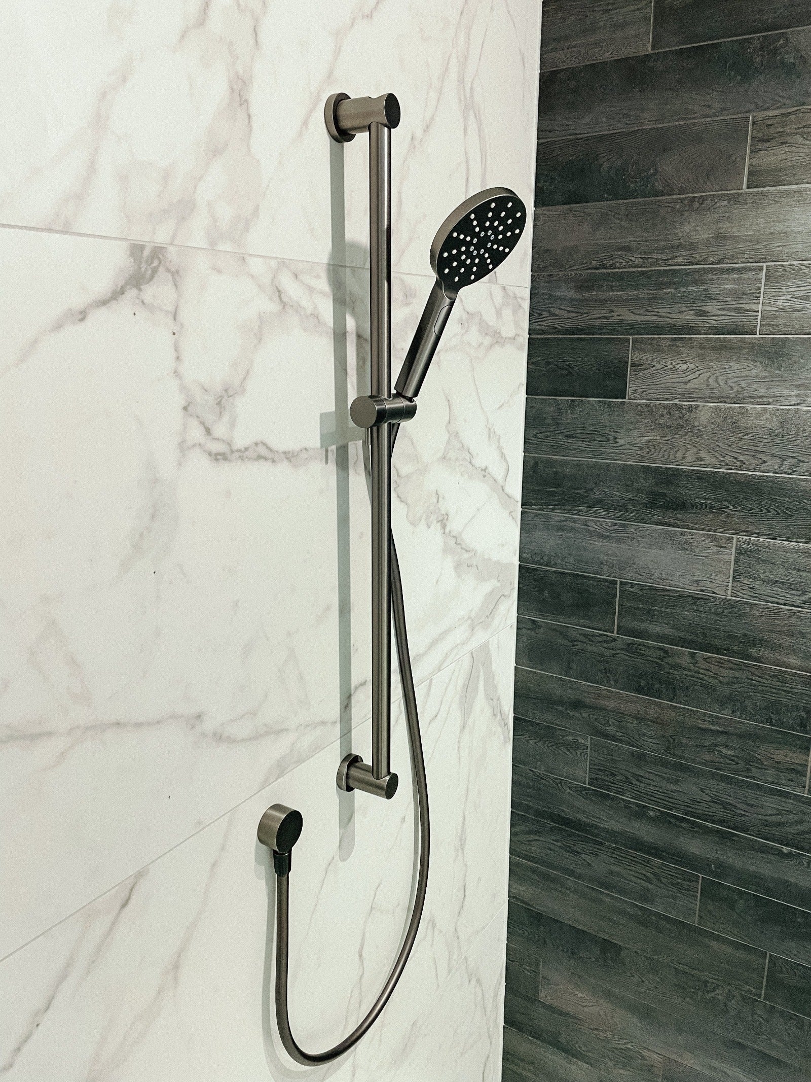 lamone-round-slide-shower-gunmetal
