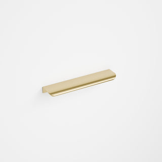 code-interiors-aura-200-handle-brushed-brass-side-on
