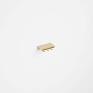 code-interiors-aura-70-handle-brushed-brass-side-on